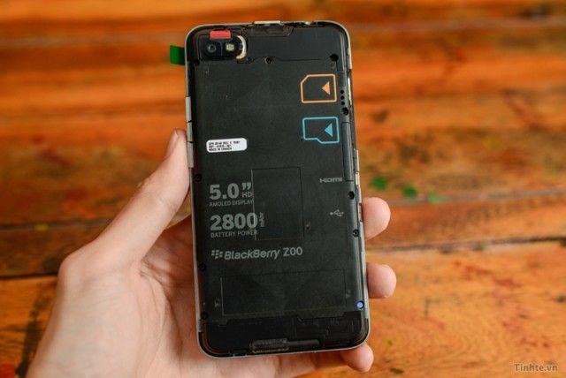 Listing shows the BlackBerry Z30 supports Qi wireless charging