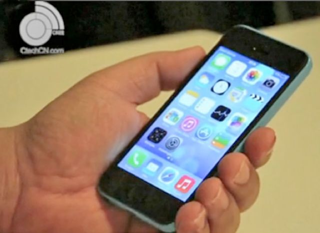 Video: iPhone 5C gets turned on for a brief 15 seconds