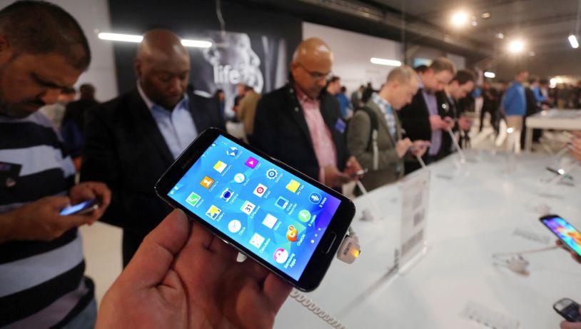 TELUS will carry the Samsung Galaxy S5 in Shimmer White and Charcoal Black