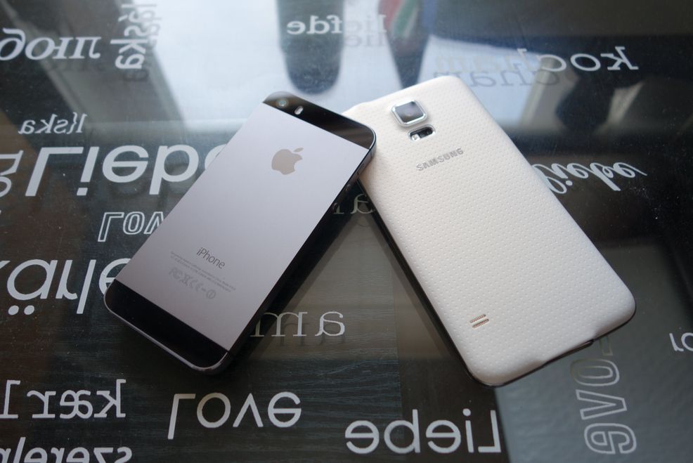 Apple seeking sales block of nine Samsung phones after tepid lawsuit victory