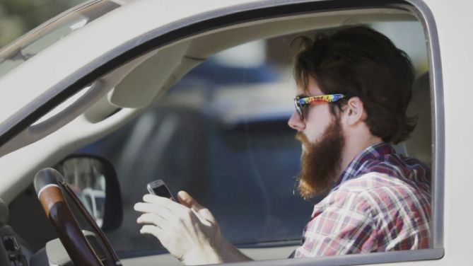 Premier Kathleen Wynne says distracted driving a ‘real problem’ in Ontario