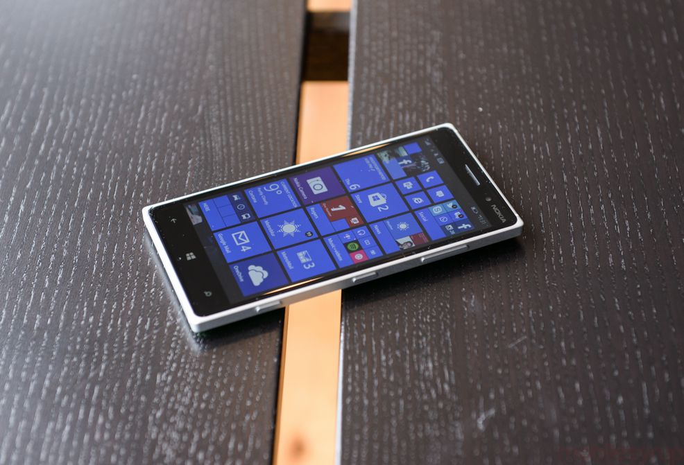 Microsoft’s AutoCharge tech will wirelessly charge your phone using an overhead light