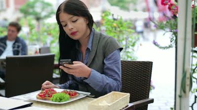 Iowa restaurant offering meal discounts for “shoeboxing” your smartphone