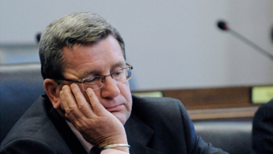 Quebec City mayor racks up $20,000 in roaming charges, says “I do not understand how cellphone companies allow this to happen”