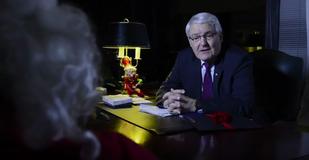 Minister of Transport approves Santa to operate sleigh in Canada, reminds him to put away cellphone while driving