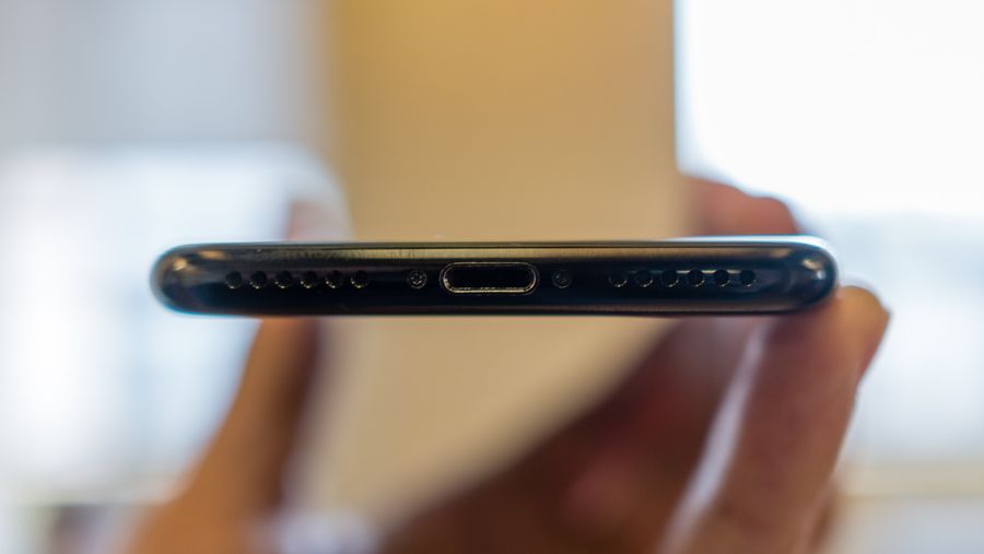 iPhone 7 Lightning port