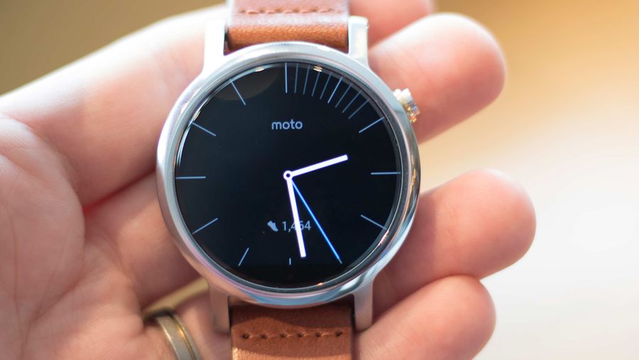 Moto 360 2nd Gen in hand