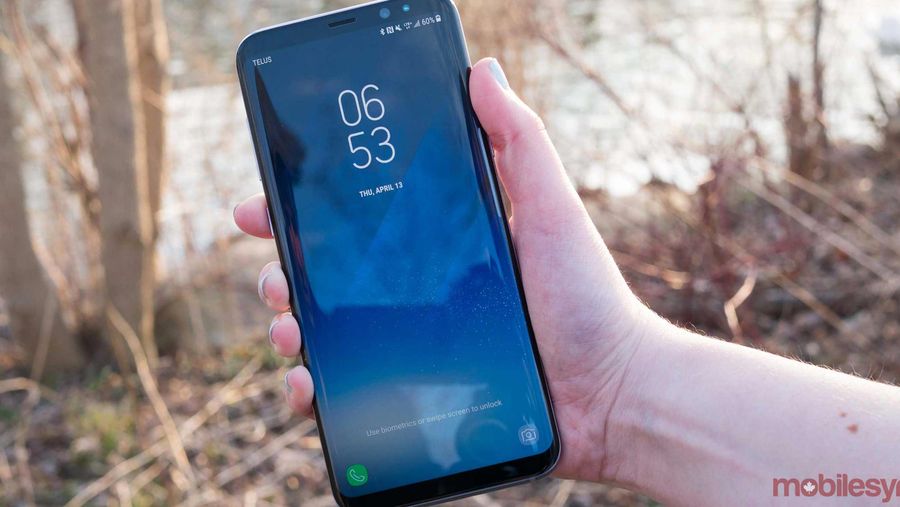 Galaxy S8 in hand and without a red tint