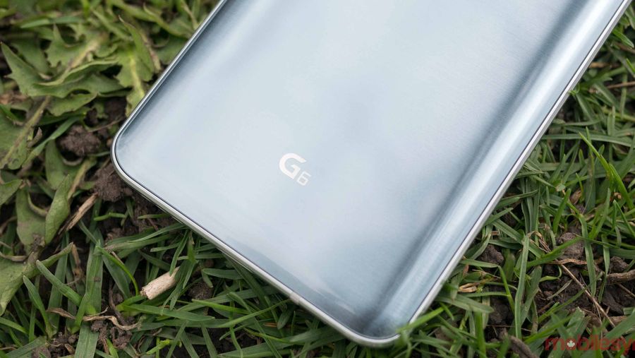 LG G6 in grass