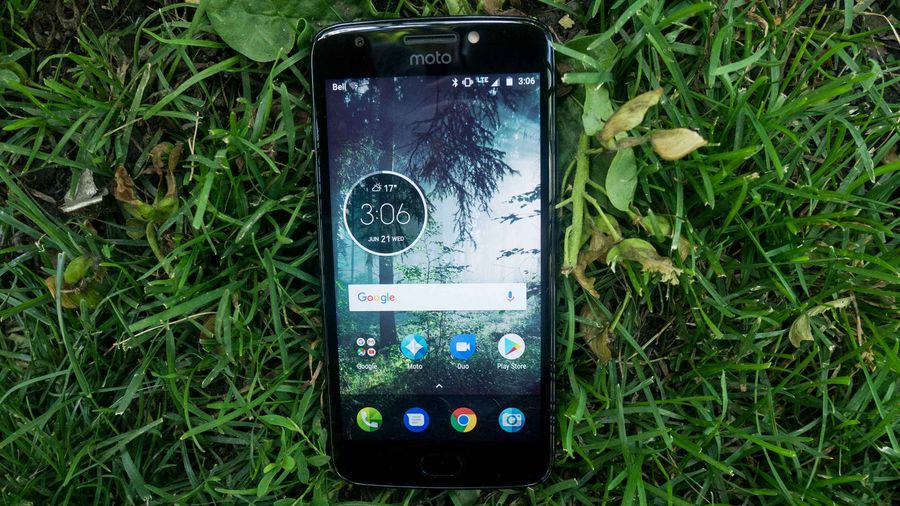 Moto E4 in grass