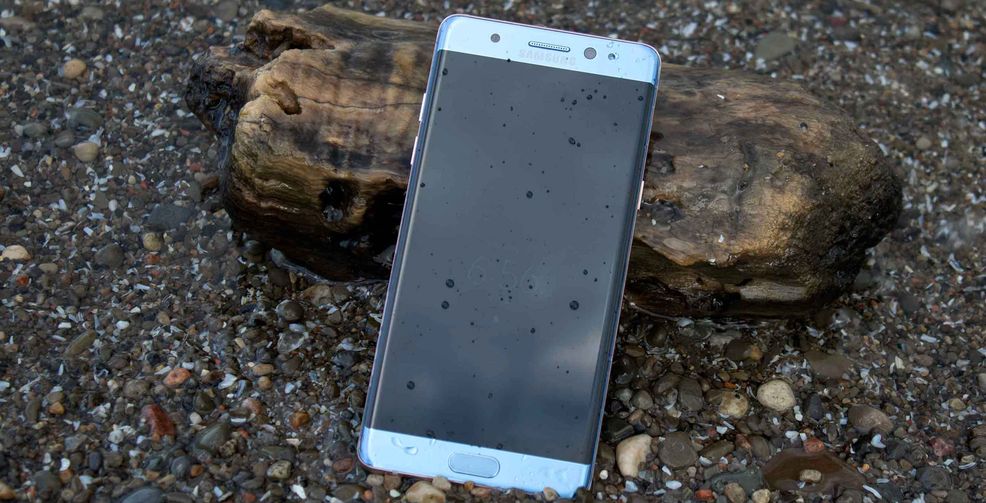 Samsung Galaxy Note 7 in water
