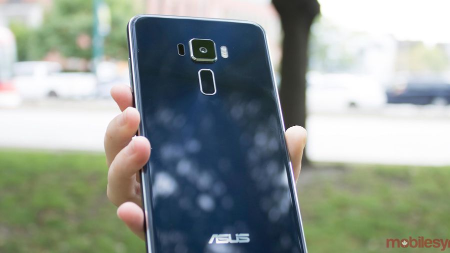 Asus ZenFone 3 in hand