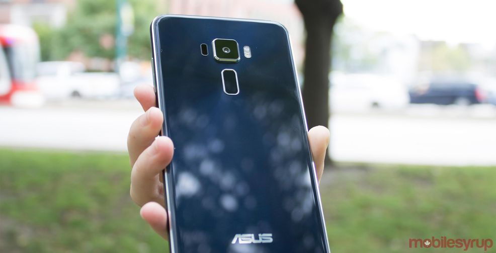 Asus ZenFone 3 in hand