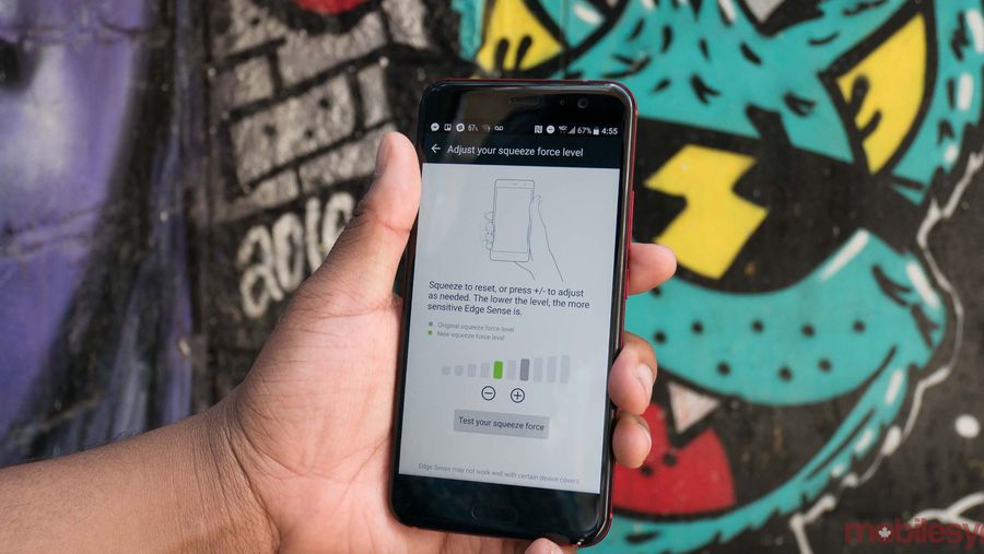 HTC U11 being squeezed, Edge Sense