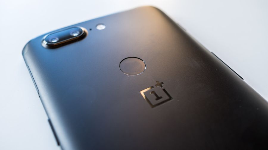 A shot of the OnePlus 5T's rear-facing finger