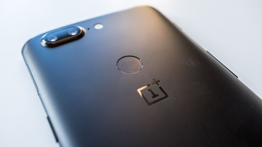 A shot of the OnePlus 5T's rear-facing finger