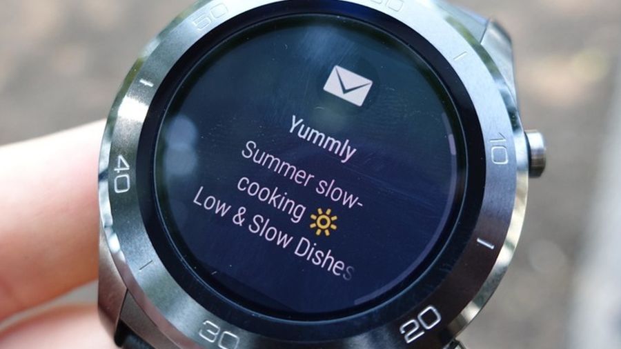 A glimpse at the new black background for Android Wear 2.8