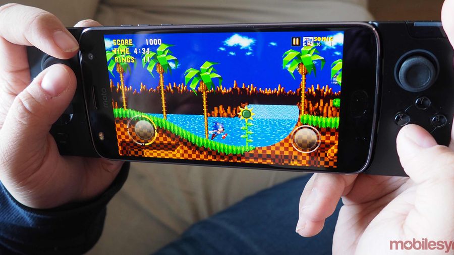Motorola Moto Mod Gamepad in hand