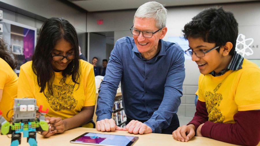 Tim Cook visited Toronto's Eaton Centre Apple Store