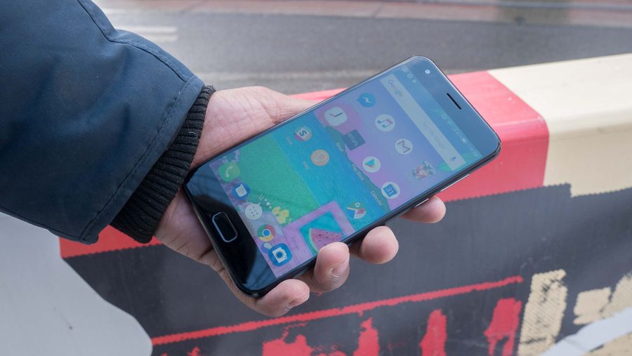 Asus ZenFone 4 in hand