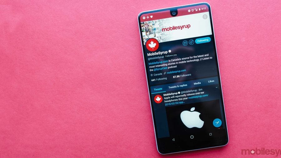 Photo of Androids version of Twitter running in night mode on Twitter.