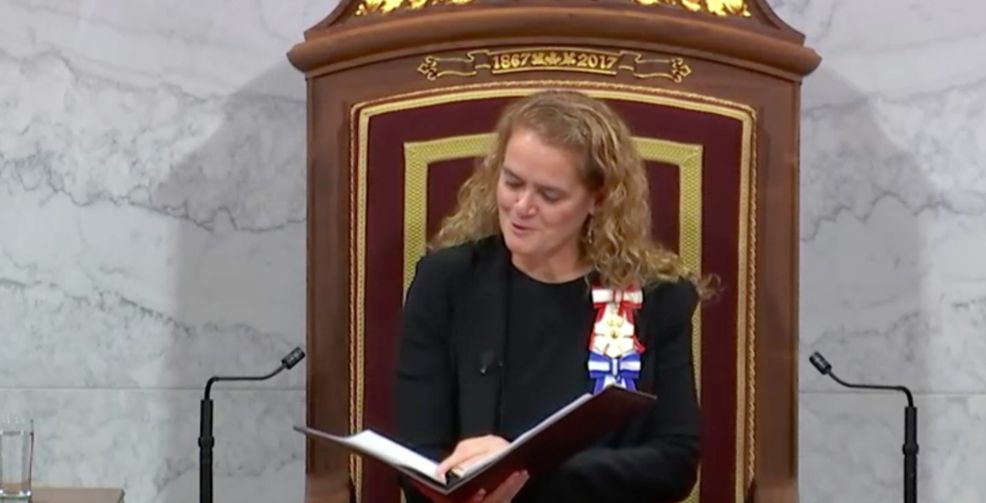 Throne speech addresses cutting cellphone costs, offers no details