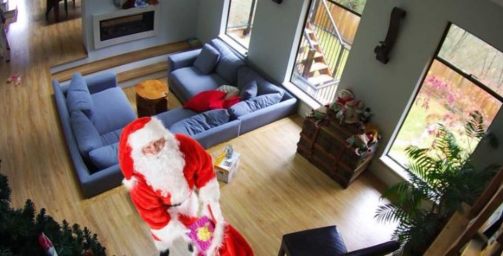 Telus SmartHome app lets users watch Santa leave gifts in their home