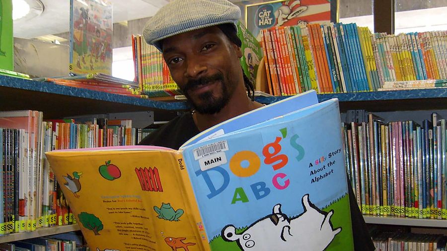 Snoop Dogg reads