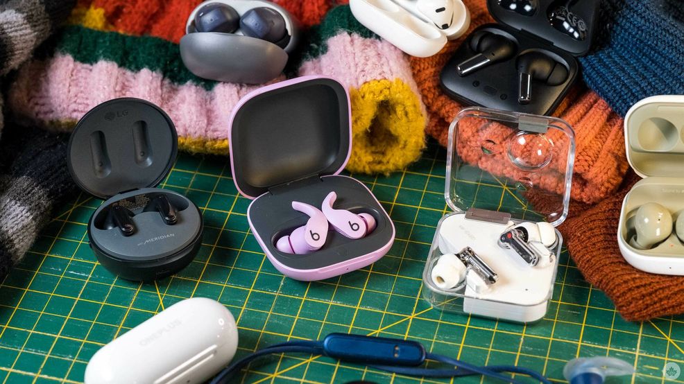 MobileSyrup Touque Test 2022: Which earbuds work best with winter hats?