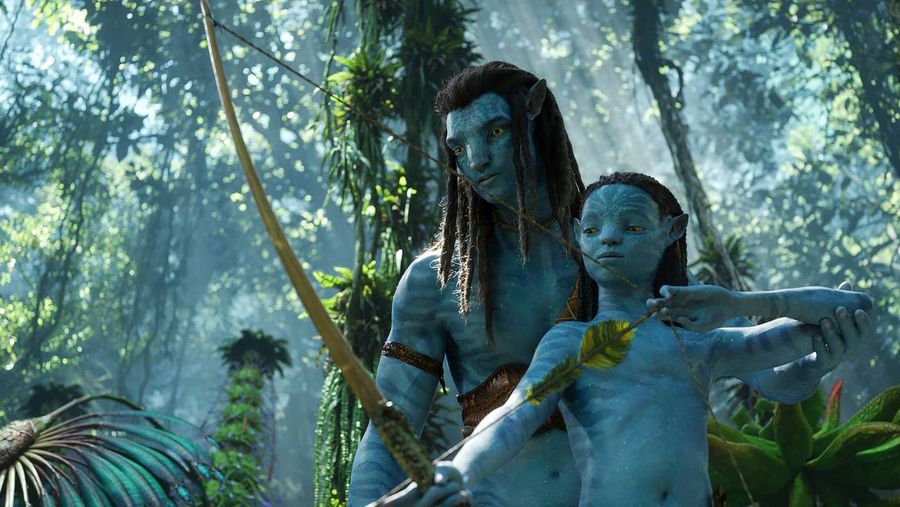 Avatar: The Way of Water -- Jake teaches kid how to use bow.