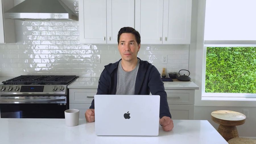 Justin Long using a MacBook.