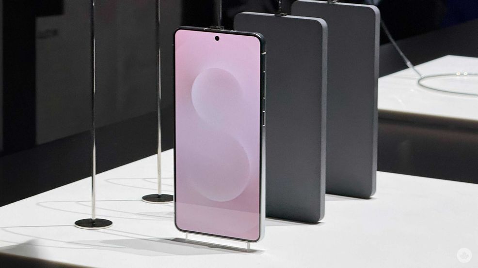 Samsung shows off ultra slim S25 Edge