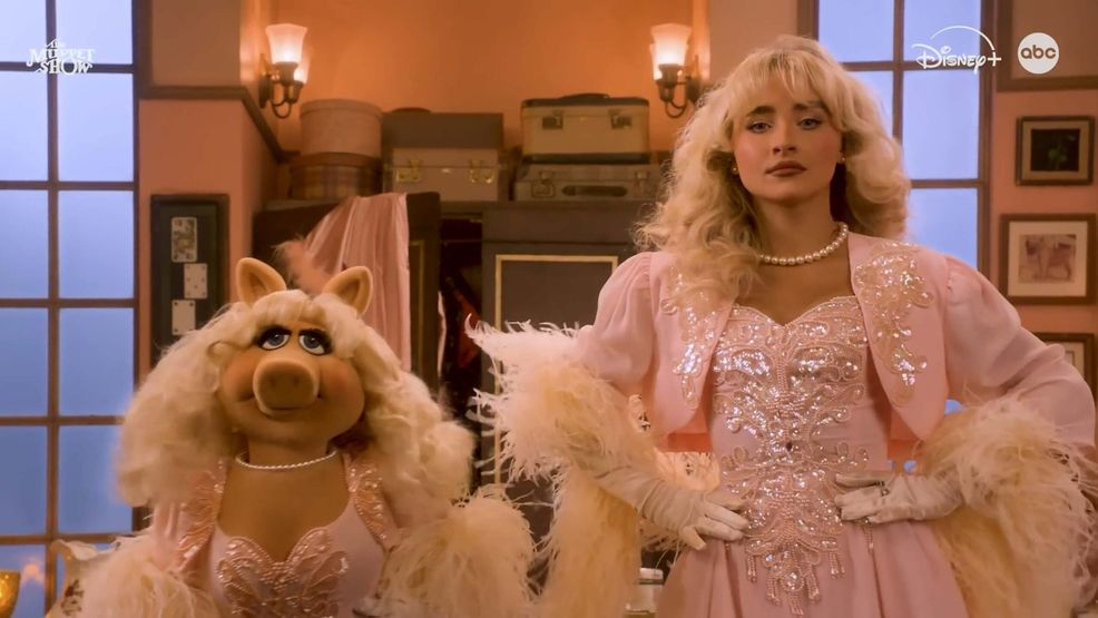 Disney+ Muppet Show Miss Piggy and Sabrina Carpenter