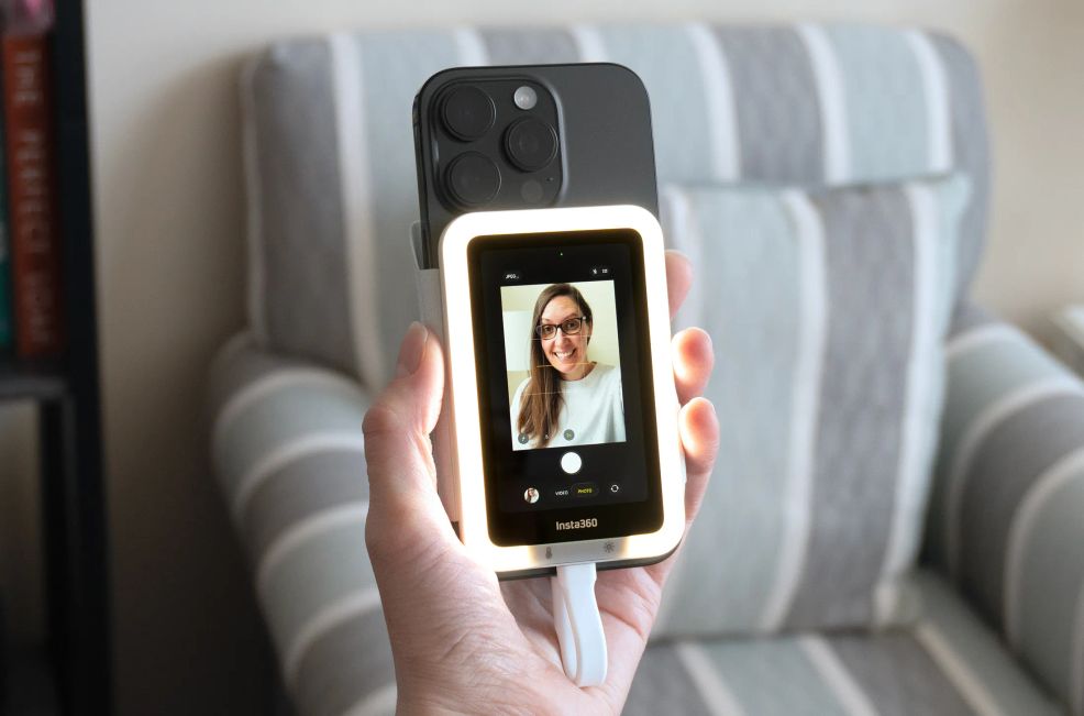 Insta360 comes out with new USB-C selfie screen