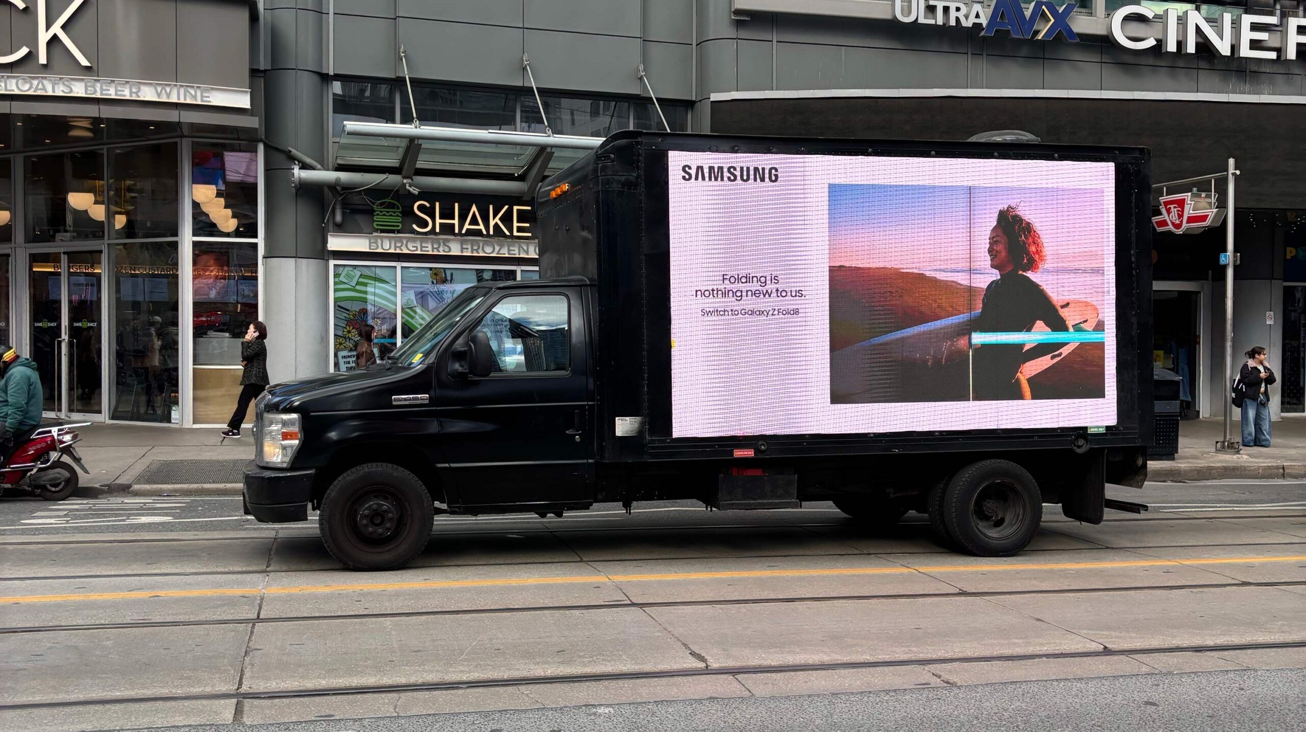 Samsung disses iPhone Duo with ads across Canada