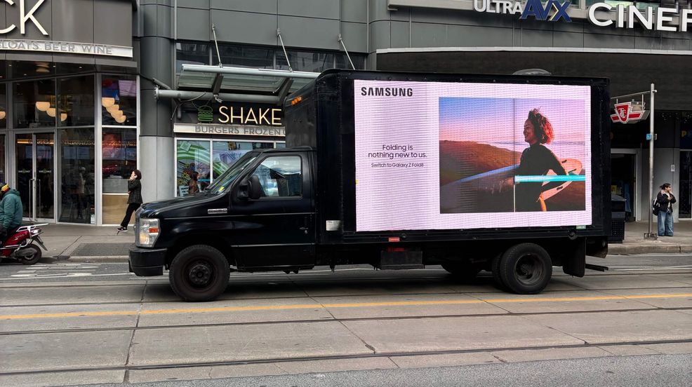 Samsung disses iPhone Duo with ads across Canada