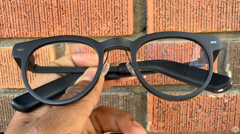 MemoMind One: AI smart glasses with privacy in mind